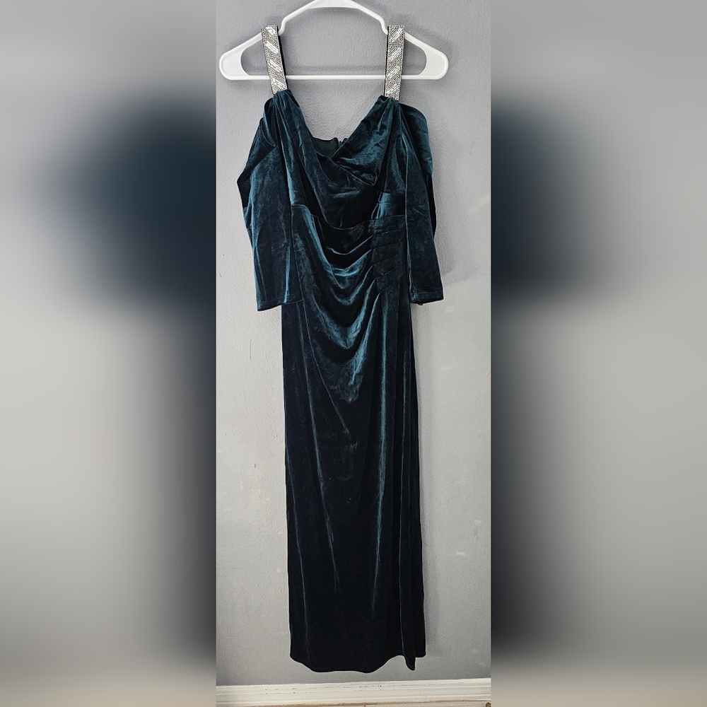 R&M Richards Emerald Velvet Long Sleeve Dress Size 10.